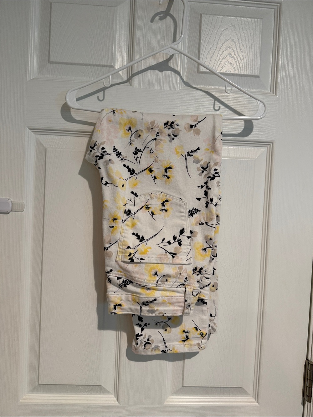 White House Black Market Cream Floral Boot-Cut Pants